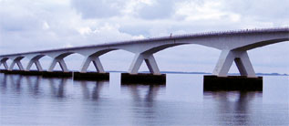 Moderne Straßenbrücke über einen weiten Fluss